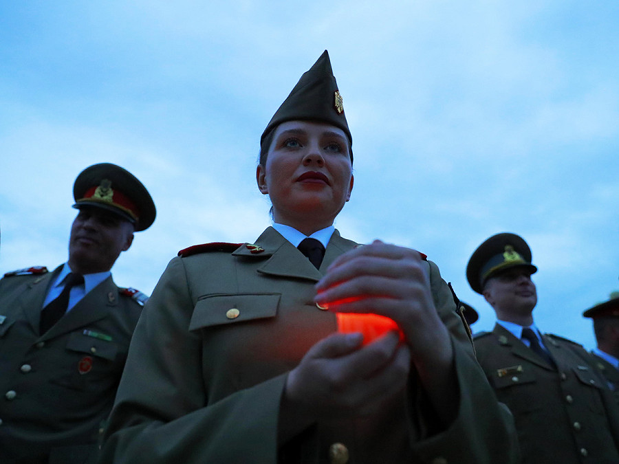 Bucarest (Romania). Una cadetta dell’accademia militare rumena sorregge una candela durante una cerimonia di fronte al monumento dell’eroe sconosciuto, nel parco Carol I a Bucarest 