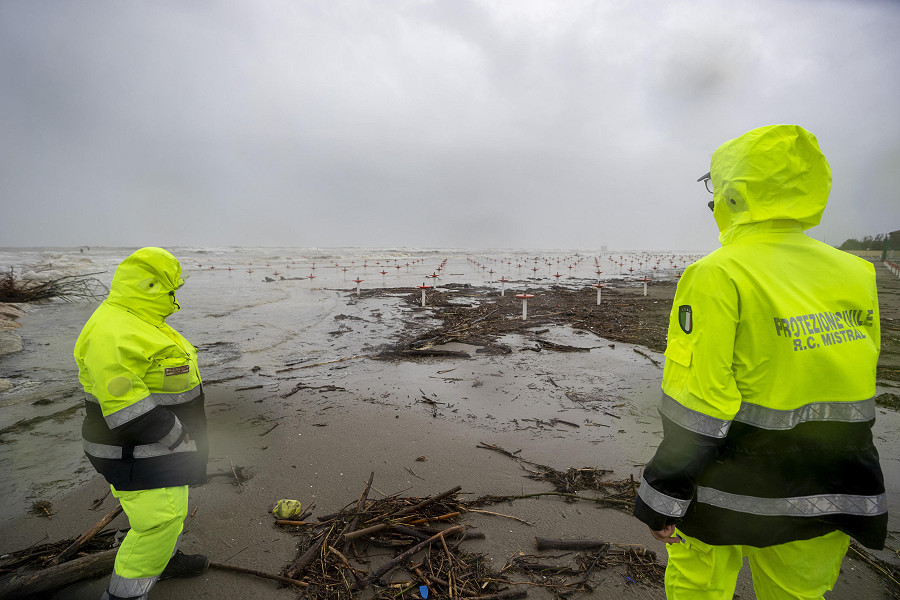 Ravenna (Italia). I volontari della Protezione Civile monitorano le spiagge dopo il maltempo. 