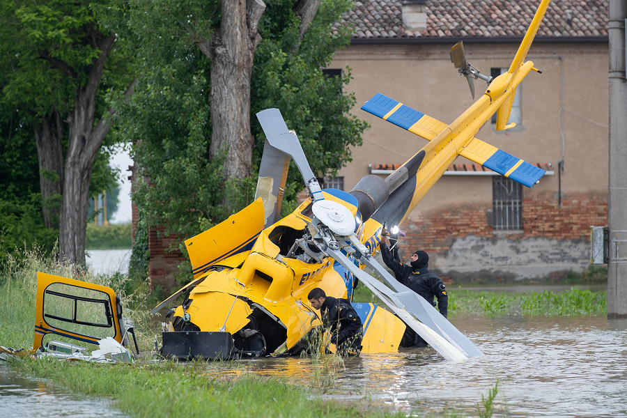 Lugo (Italia). Un elicottero precipitato nella frazione di Belricetto, in provincia di Ravenna, mentre era impegnato in un intervento per i guasti alla linea elettrica provocati dal maltempo. Ferite le 4 persone a bordo.