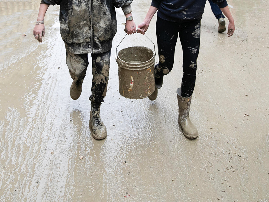 Faenza (Ravenna). Durante la tregua dalle piogge torrenziali del 20 e 21 maggio, volontari e residenti hanno iniziato a liberare le strade dal fango e dai detriti 