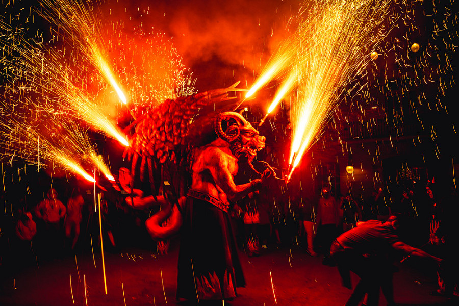 Barcellona (Spagna). ‘Atzeries’, un uomo travestito da creatura demoniaca, fa esplodere dei petardi durante un ‘Correfocs&rsquo;, un evento tradizionale nelle citt&agrave; della Catalogna, nel quartiere Gracia di Barcellona 