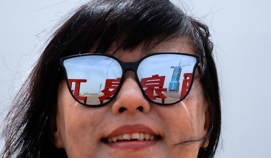 Jiuquan (Cina). Alla vigilia del lancio, una donna osserva il punto in cui partir&agrave; la missione spaziale Shenzhou-16, nella provincia di Gansu. L’evento &egrave; previsto per le 9:31 (ora di Pechino) del 30 maggio. A bordo, verso la stazione spaziale cinese Tiangong, tre astronauti cinesi. 