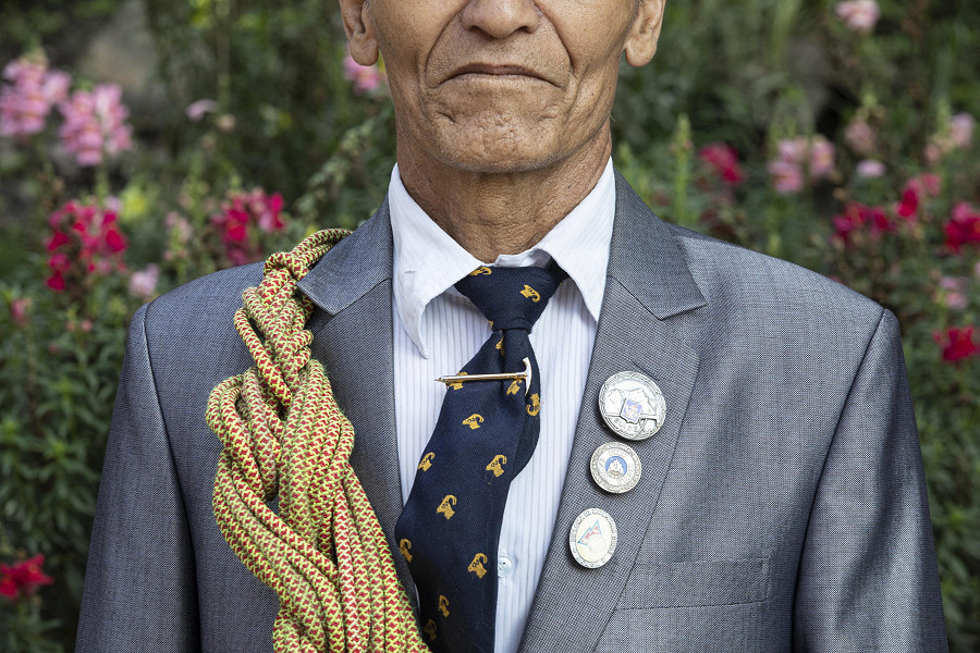Kathmandu (Nepal). Lakpa Norbu Sherpa, 72 anni, guida alpina veterana nepalese, partecipa a una funzione in occasione della Giornata internazionale del Monte Everest, in cui si commemora la prima scalata della vetta pi&ugrave; alta del mondo, avvenuta il 29 maggio 1953. La fecero Edmund Hillary e Tenzing Norgay Sherpa. 