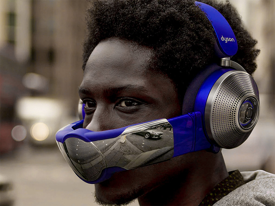 Un uomo indossa le nuove cuffie Dyson Zone, che integrano una visiera senza contatto col viso per la purificazione dell’aria diretta verso naso e bocca attraverso un sistema di filtraggio delle particelle inquinanti.