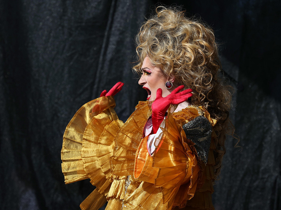 Round Rock (Stati Uniti). Una drag queen si esibisce sul palco della Centennial Plaza durante il secondo evento annuale del Round Rock Pride Festival, in Texas. 
