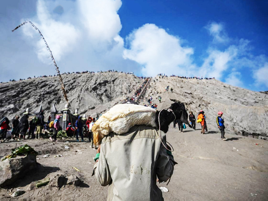 Probolinggo (Indonesia). I membri del gruppo sub-etnico Tengger si riuniscono per presentare offerte nei pressi del cratere del vulcano attivo Monte Bromo. La cerimonia fa parte del festival Yadnya Kasada, nella provincia di Giava orientale 
