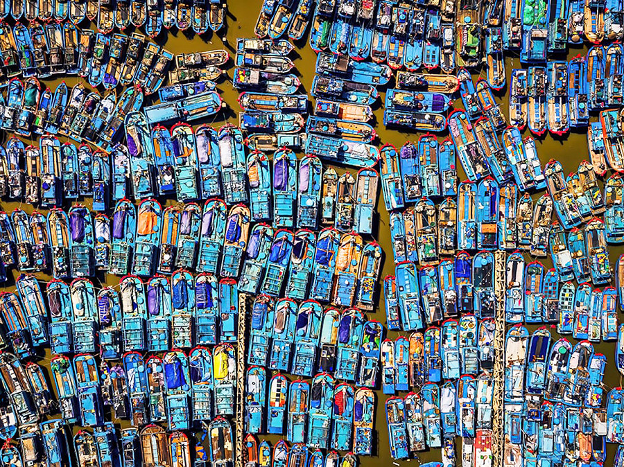 Quang Ngai (Vietnam). Barche di pescatori ancorate in attesa del “super tifone n. 9&rdquo;, che ha distrutto almeno 140.000 case. Secondo gli scienziati, il cambiamento climatico rende fenomeni come tempeste, tifoni e allagamenti pi&ugrave; probabili, e pi&ugrave; pericolosi.