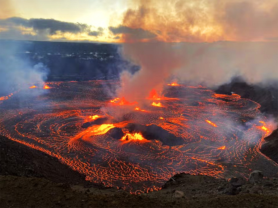 Il vulcano Kilauea erutta dal cratere pi&ugrave; alto, quello di Halemaumau all’interno di un’area chiusa del Parco Nazionale dei Vulcani delle Hawaii. Si tratta di uno dei vulcani pi&ugrave; attivi del mondo