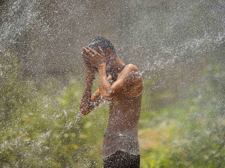 Karachi (Pakistan). Un giovane si rinfresca durante un’ondata di caldo. Secondo il Dipartimento meteorologico nazionale il tempo nella citt&agrave; portuale rimarr&agrave; caldo e secco per le prossime 24 ore. 