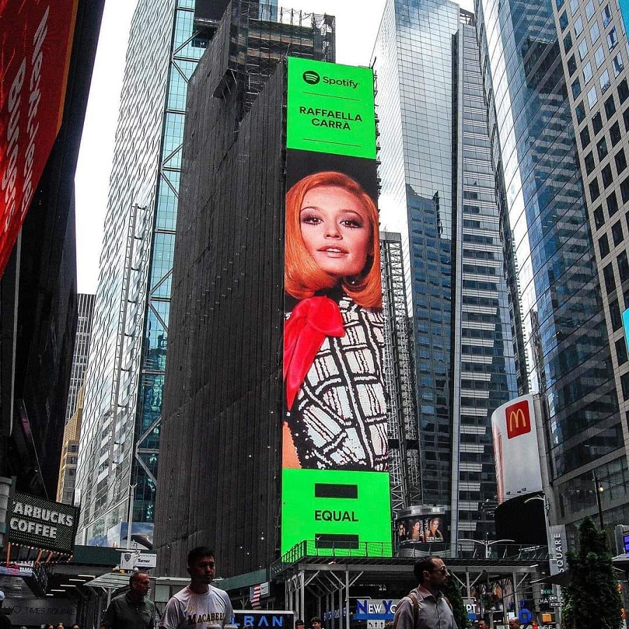 New York (Usa). La citt&agrave; che non dorme mai celebra Raffaella Carr&agrave;: una sua gigantofrafia campeggia su Times Square. L’artista &egrave; stata scelta come Ambassador per Spotify Equal per promuovere l&rsquo;uguaglianza e i diritti civili nell&rsquo;industria musicale