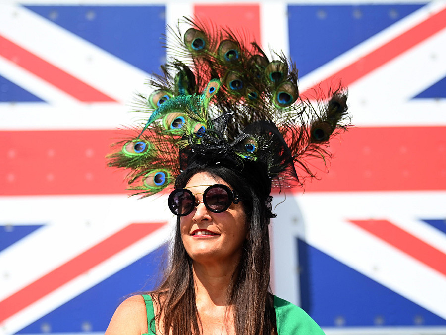 Ascot (Regno Unito). Una partecipante alle corse assiste al primo giorno del Royal Ascot, il pi&ugrave; importante evento ippico e sociale britannico che si svolge dal 20 al 24 giugno 2023. 