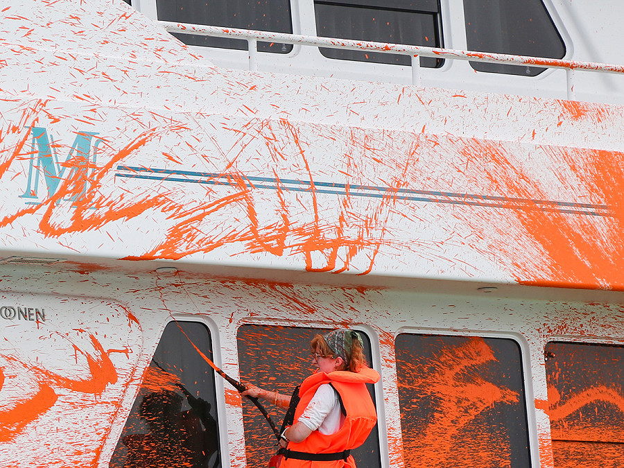 Neustadt (Germania). Gli attivisti di Ultima Generazione hanno spruzzato della vernice arancione sugli yacht di lusso parcheggiati in un porto nel mar Baltico, colorando anche l&rsquo;acqua di verde brillante. Un&rsquo;azione che fa parte di una campagna contro i super ricchi, con striscioni appesi sulle imbarcazioni che recitavano: “Il tuo lusso = i nostri raccolti falliti”. 