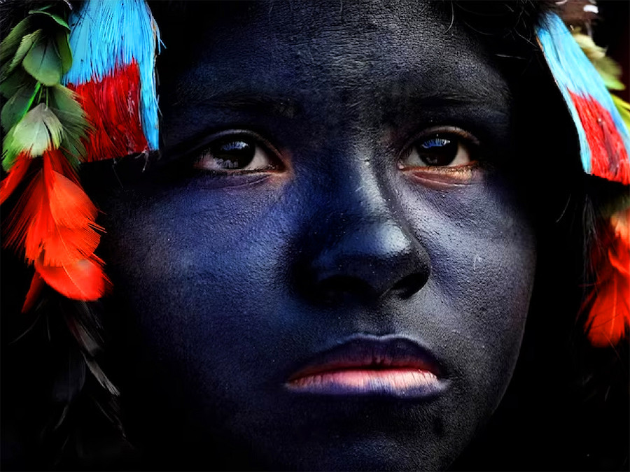 Amazzonia. Una donna indigena appartenente alle popolazioni che abitano il territorio dell’Alto Rio Guama, un triangolo di 280.000 ettari di foresta pluviale amazzonica preservata e circondata da un paesaggio fortemente disboscato nell’Amazzonia nord-orientale. Le comunit&agrave; indigene, circa 2.500 persone di etnia Temb&eacute;, Timbira e Kaapor, sperano in uno “sfratto totale” dei coloni non indigeni