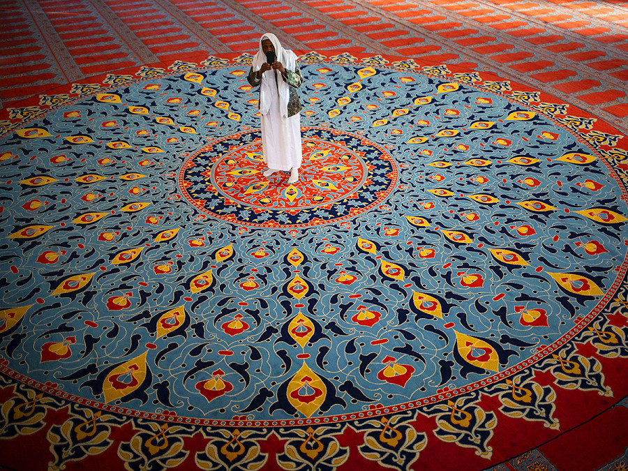 Johannesburg, Sud Africa. Un fedele trascorre del tempo da solo alla Moschea Nizamiye durante le celebrazioni di Eid al-Adha, la pi&ugrave; sacra delle 2 feste musulmane celebrate ogni anno, durante il pellegrinaggio musulmano annuale (Hajj) per visitare la Mecca in Arabia Saudita. 