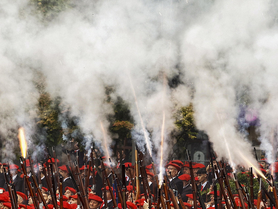 Irun (Spagna). Persone vestite con costumi tradizionali partecipano all&rsquo;Alarde nei Paesi Baschi, il festival che commemora la vittoria degli abitanti di Irun contro le truppe francesi nel 1522.
