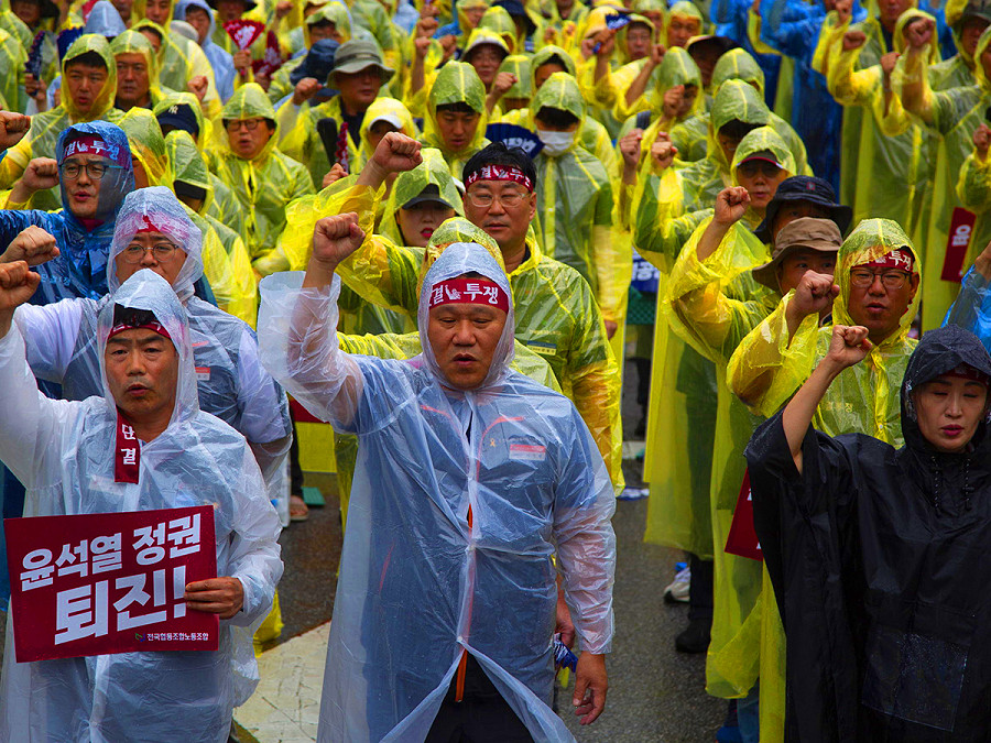 Seoul (Corea del Sud). Manifestanti appartenenti all’Unione cooperativa agricola gridano slogan e tengono cartelli con la scritta “Dimissioni del presidente Yoon Suk-Yeol power”, durante una protesta contro le politiche del lavoro messe in atto dal Governo.