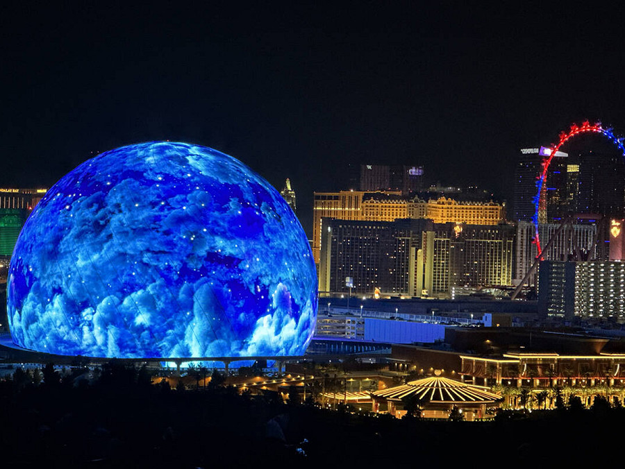 Las Vegas (Stati Uniti). La Sfera MSG illumina lo skyline della &ldquo;citt&agrave; del vizio&rdquo; per celebrare il Giorno dell’Indipendenza. 