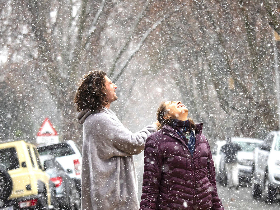 Johannesburg (Sudafrica). Una coppia si gode la neve, che non si vedeva nella citt&agrave; sudafricana da oltre 10 anni. Anche se in molte zone del Paese nevica regolarmente, qui, a 1700 metri sul livello del mare, non accadeva dall&rsquo;agosto 2012.