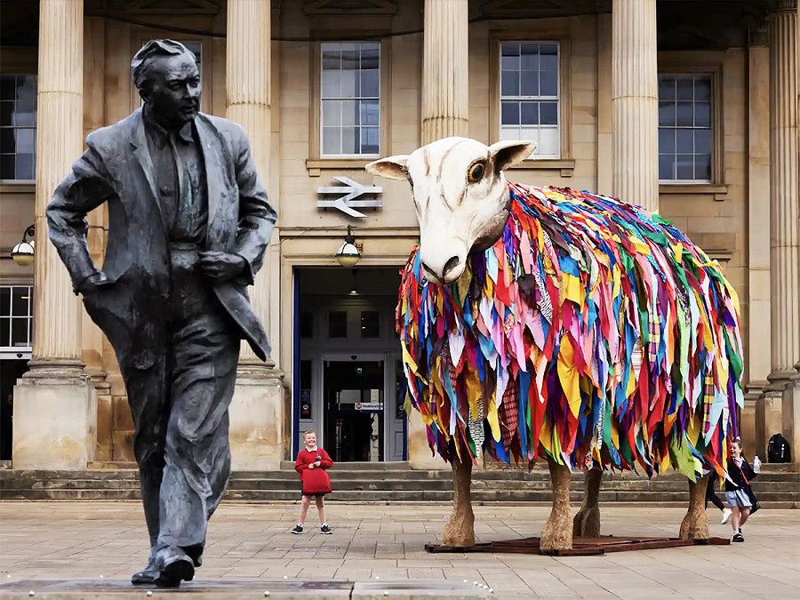 Huddersfield (Regno Unito). Aina the mother sheep, installata fuori dalla stazione ferroviaria di Huddersfield, &egrave; una delle 23 pecore musicali giganti fatte a mano che appariranno in tutta Kirklees questa settimana come parte di Herd, l’ultimo progetto del gruppo Artichoke. 