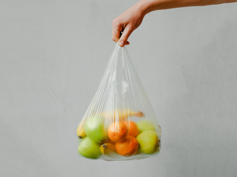 Dal 1&deg; luglio la Nuova Zelanda ha vietato i sacchetti di plastica usati nei supermercati per avvolgere frutta e verdura: &egrave; stato primo Paese del mondo a farlo. Oggi la maggior parte dei clienti porta nei negozi delle borse riutilizzabili. La mossa fa parte di un&rsquo;ampia campagna governativa contro la plastica monouso. 
