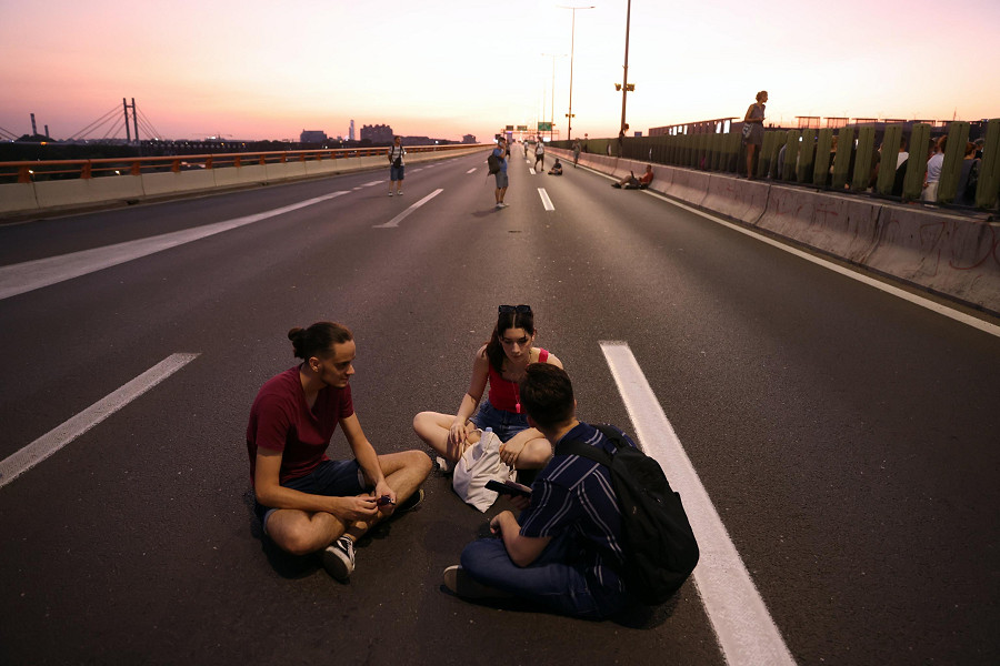 Belgrado (Serbia). Manifestanti bloccano l’autostrada E-75 durante una manifestazione contro la violenza nella societ&agrave; serba, organizzata dai partiti di opposizione a seguito di due sparatorie di massa. 