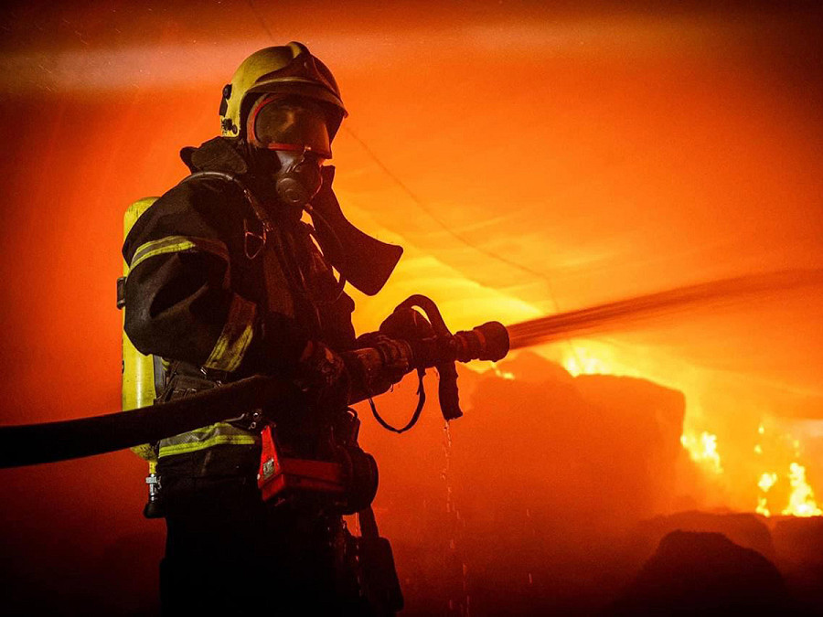 Odessa, Ucraina. Un pompiere in azione dopo un violento attacco notturno. Sono stati colpiti terminal di grano e di petrolio, ma anche quartieri residenziali.