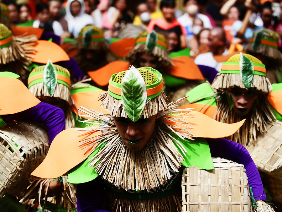 Las Pinas (Filippine). Adolescenti vestiti con costumi tradizionali realizzati con steli di giacinto d’acqua essiccati si esibiscono durante il Festival delle ninfee, che promuove le imprese di sostentamento basate sul &ldquo;water lily&rdquo; per i residenti nelle comunit&agrave; alluvionali della zona. 