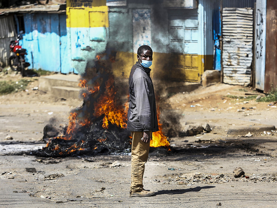 Nairobi (Kenya) Un manifestante di fronte a una barricata in fiamme durante gli scontri con la polizia antisommossa. Le proteste contro il Governo keniota, guidate dalla coalizione di opposizione Azimio e dal suo leader Raila Odinga, sono nate in risposta all’alto costo della vita e ai nuovi aumenti fiscali, definiti &ldquo;punitivi&rdquo; e messi in campo nonostante un ordine del tribunale avesse intimato di fermarne l’attuazione.
