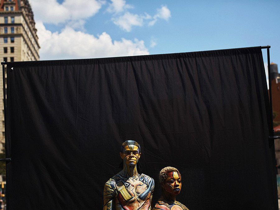New York (Stati Uniti). Modelli dipinti da un artista posano a Union Square Park durante la Giornata annuale del bodypainting dell’Human Connection Arts di New York
