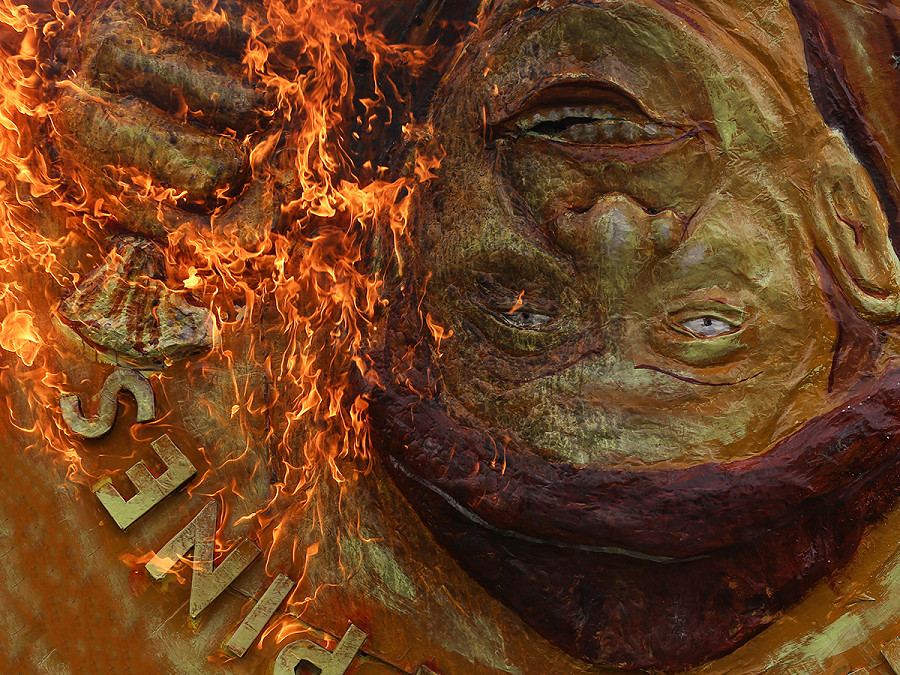 Quezon (Filippine). I manifestanti bruciano un’effigie del presidente filippino Ferdinand Marcos Jr. prima del suo secondo discorso sullo Stato della Nazione. I filippini chiedono salari pi&ugrave; alti, sicurezza alimentare e la fine della presunta violenza della polizia e dei militari. 