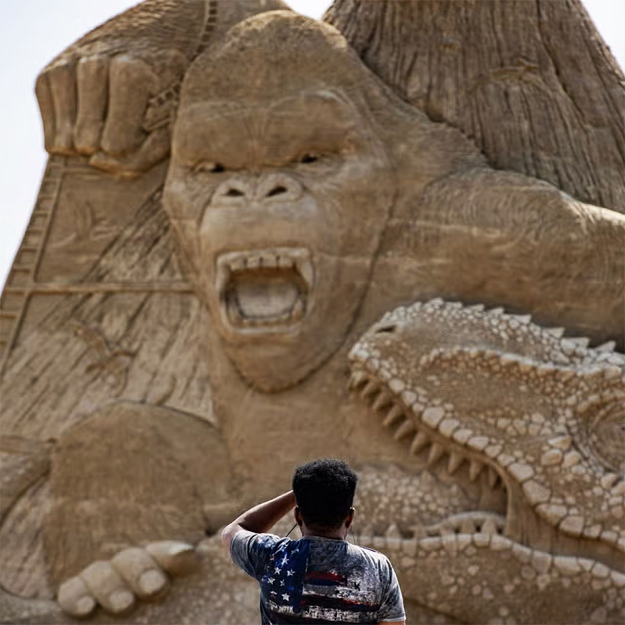 Revere (Massachusetts). Una persona fotografa la statua di sabbia di King Kong, alta 6,7 metri, durante il Revere Beach International Sand Sculpting Festival.