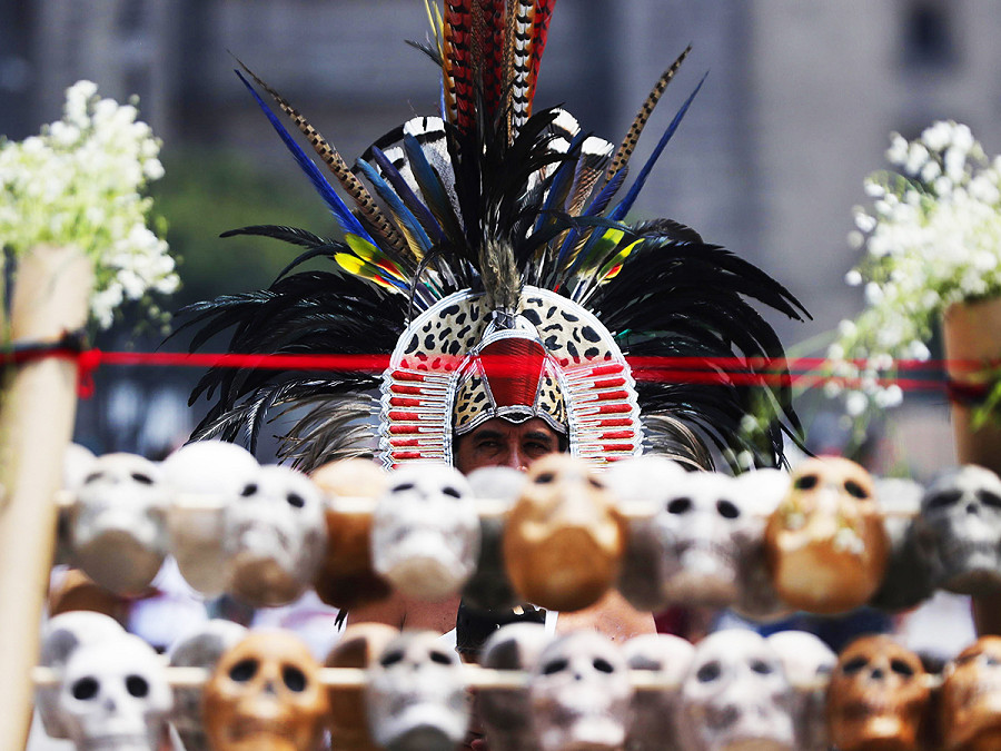 Citt&agrave; del Messico (Messico). Un ballerino in abiti tipici celebra con offerte e rituali tradizionali il 698&deg; anniversario della fondazione di Messico-Tenochtitlan, la Capitale azteca.