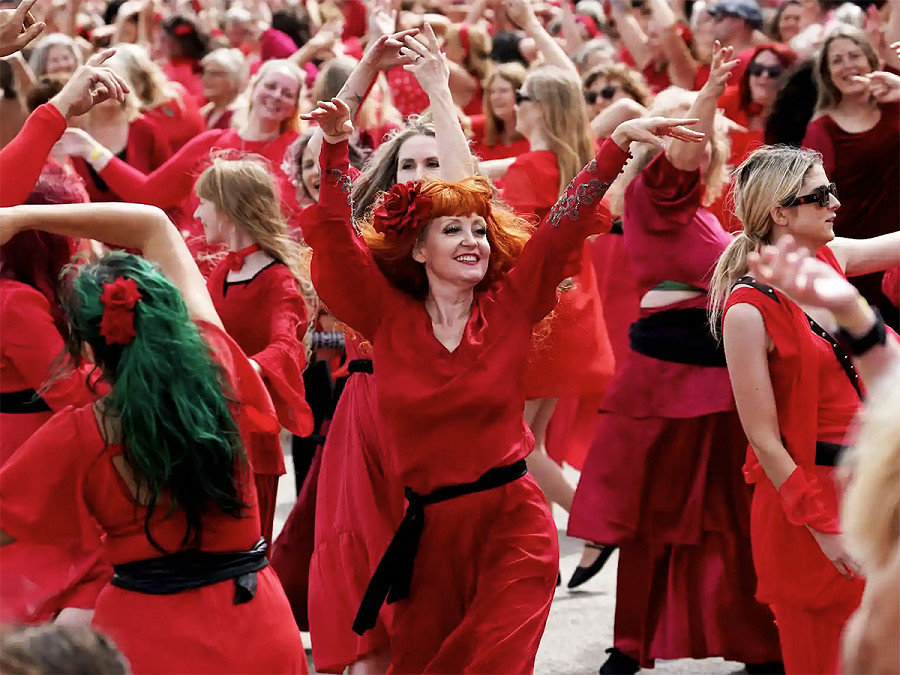 Folkstone (Regno Unito). Persone vestite di rosso festeggiano il “Most Wuthering Heights Day Ever&rdquo;. Ogni anno, in diverse location in tutto il mondo, i partecipanti si incontrano per ricreare il video della canzone  del 1978 “Wuthering Heights” della musicista Kate Bush.