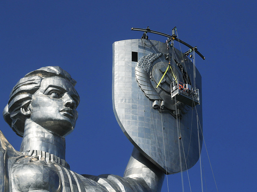 Kyiv (Ucraina). Alcuni operai rimuovono lo stemma dell’ex Unione Sovietica dal Monumento alla Madrepatria del Museo della Seconda Guerra Mondiale, per sostituirlo con quello ucraino entro il Giorno dell’Indipendenza, che il Paese celebrer&agrave; il 24 agosto 2023. 
