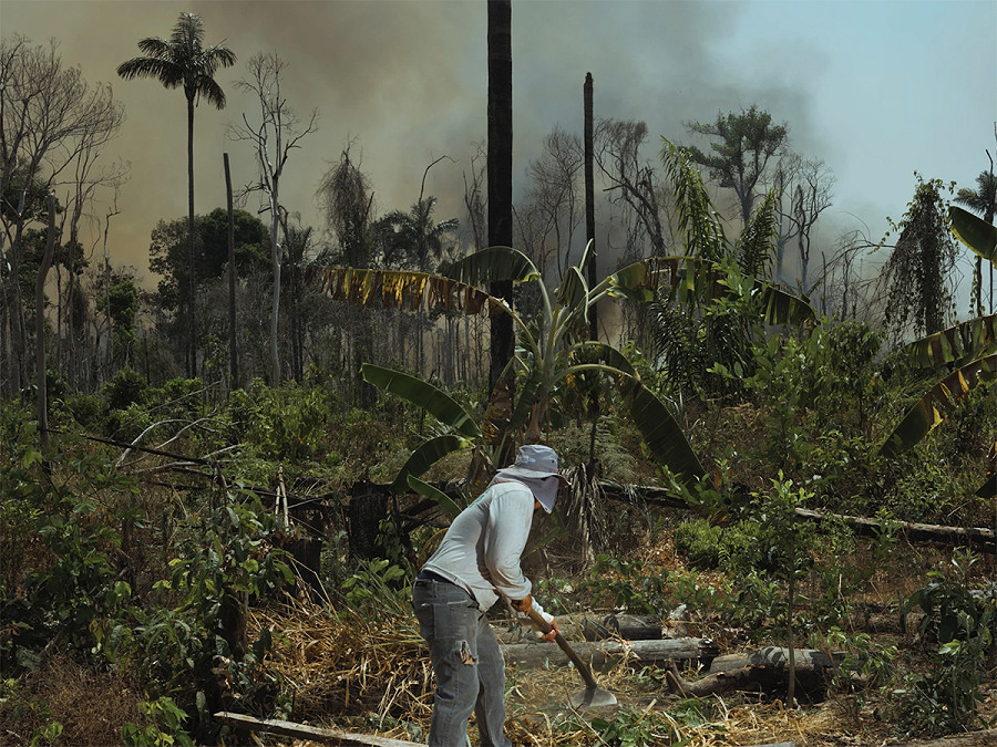 Brasile. Un contadino pulisce il terreno per evitare che il fuoco raggiunga la sua fattoria. Secondo la ministra dell’ambiente brasiliana Marina Silva, la deforestazione dell’Amazzonia &egrave; diminuita di oltre il 60% rispetto allo scorso luglio.