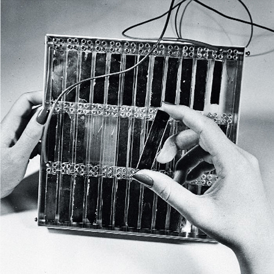 Fu Charles Fritts, nel 1883, a realizzare i primi pannelli solari fotovoltaici, rivestendo con un sottile strato di oro una base di selenio. L&rsquo;efficienza di conversione, per&ograve;, era soltanto dell&rsquo;1%. Nell’immagine, la prima batteria solare realizzata da Fritts