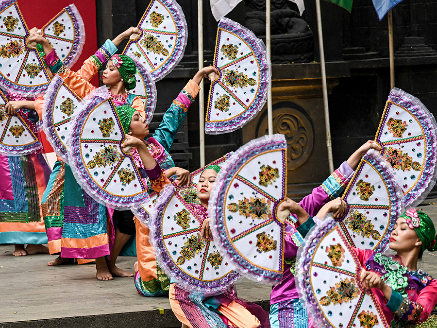 South Tangerang (Indonesia). Ballerine filippine si esibiscono in una danza popolare tradizionale durante il South Tangerang International Music and Dance Folklore Festival. 