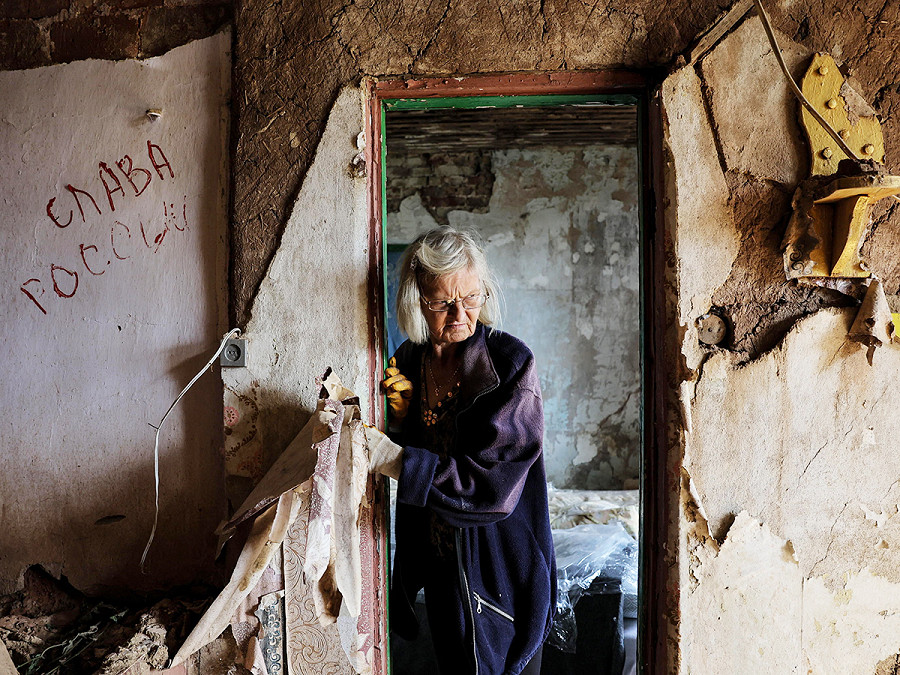 Dovhenke (Ucraina). Iryna, 60 anni, cammina tra le macerie della sua abitazione, distrutta dai bombardamenti. La proprietaria &egrave; fuggita dal villaggio quando le forze russe hanno iniziato l’offensiva, ma quando &egrave; tornata ha scoperto il corpo di suo figlio tra i resti della casa vicina. 