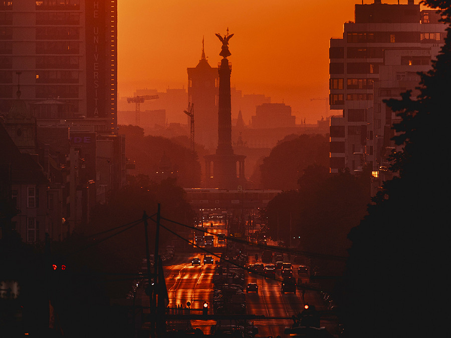 Berlino (Germania). La Colonna della Vittoria, un tempo simbolo dell’Impero tedesco e poi diventata un’icona della Love Parade, si staglia nel cielo berlinese che sorge in mezzo allo smog del traffico mattutino. 