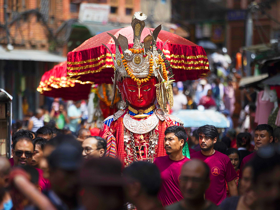 Bhaktapur (Nepal). Devoti buddisti nepalesi trasportano un idolo secolare di Buddha durante il Pancha Daan, il Festival delle Cinque Donazioni (riso, grano, sale, denaro e frutta). Si celebra ogni anno per auspicare la pace nel mondo e il benessere dell&rsquo;umanit&agrave;. 