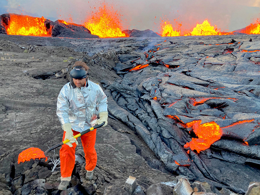 Isola di Hawaii. Uno scatto pubblicato dallo United States Geological Survey (Usgs) mostra un geologo dell’Hawaiian Volcano Observatory che raccoglie dei campioni di lava nei pressi del vulcano Kilauea, dopo che alcune eruzioni hanno interessato la zona lo scorso 10 settembre, nel Parco Nazionale dei Vulcani delle Hawaii. 