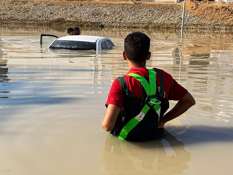 Derna (Libia). Una foto pubblicata dalla Mezzaluna Rossa libica mostra i membri dell’organizzazione che ispezionano i veicoli mentre prestano soccorso in seguito alle violente inondazioni che hanno interessato la Libia orientale. Secondo le proiezioni, si rischiano 20.000 morti e oltre 30.000 sfollati. 