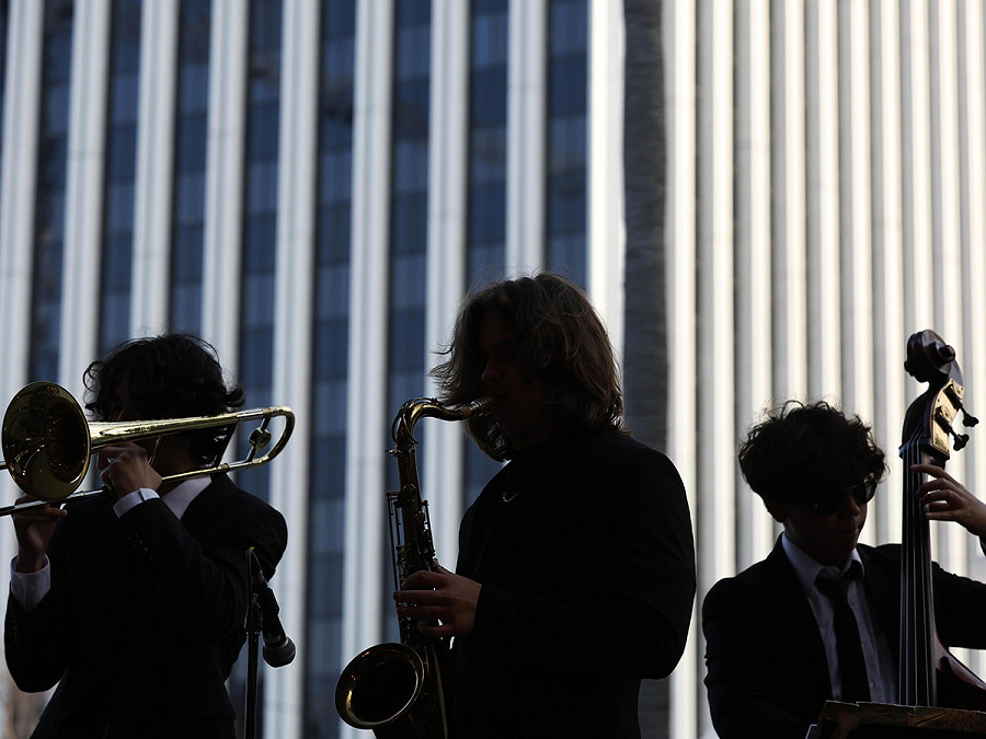 Los Angeles (Stati Uniti). Il Jordan Klein Quintet si esibisce durante un concerto jazz al Los Angeles County Museum of Art (LACMA), il pi&ugrave; grande museo d’arte degli Stati Uniti occidentali.