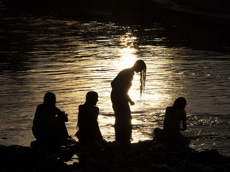  Kathmandu (Nepal). Un gruppo di donne fa il bagno nel fiume Bagmati per purificarsi in occasione del festival Rishi Panchami. Alcune nepalesi praticano questo rituale per lavare via gli &ldquo;errori&rdquo; commessi durante le mestruazioni, che la religione ind&ugrave; considera un&rsquo;impurit&agrave;.