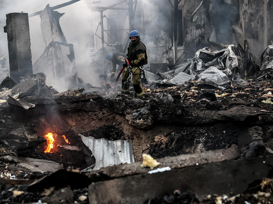 Kyiv (Ucraina). I servizi di soccorso lavorano sul luogo di un attacco missilistico in un’area residenziale. Sono scoppiati incendi nel distretto di Darnytskyi e 7 persone sono rimaste ferite, compreso un bambino, secondo quanto riportato da Ihor Klymenko, ministro degli Interni ucraino.