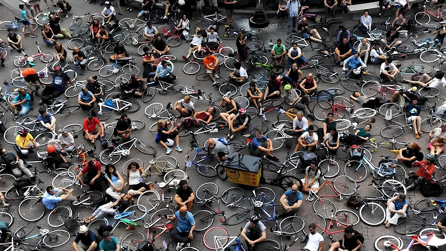 Milano (Italia). &ldquo;Basta morti in strada&rdquo;: ciclisti e pedoni hanno organizzato flash mob in quattro punti della citt&agrave;, in cui si registra un morto ogni 3 giorni. &ldquo;S&igrave; ai 30 km/h&rdquo;. 