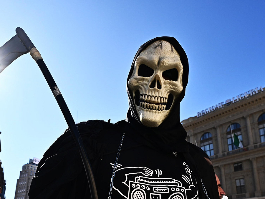 Genova (Italia). Un manifestante mascherato da morte fotografato durante le proteste contro il progetto di una nave rigassifricatrice davanti alla costa ligure di Savona, che hanno visto la partecipazione di centinaia di persone. 