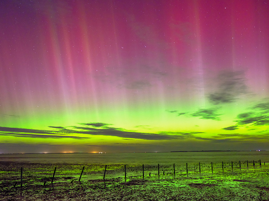 Schilling (Germania). L’aurora boreale nel cielo della Frisia, una regione della Bassa Sassonia. Questo fenomeno, pi&ugrave; comune nelle regioni polari, &egrave; eccezionale in Europa e alle medie latitudini. 