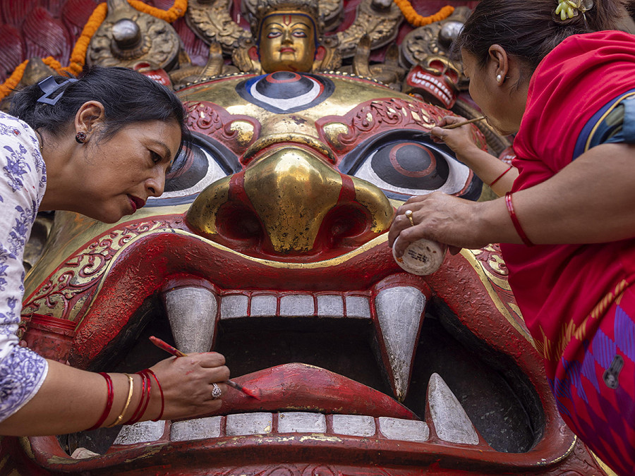 Kathmandu (Nepal). Due devote nepalesi dipingono un idolo di Swet Bhairab, la forma pi&ugrave; pericolosa della divinit&agrave; Shiva. Il suo volto viene esposto solo il 1&deg; giorno del festival Indra Jatra, che ne dura 8. Si tiene in onore del dio Indra, ma anche per rendere omaggio ai familiari e ai parenti scomparsi nell’ultimo anno. 