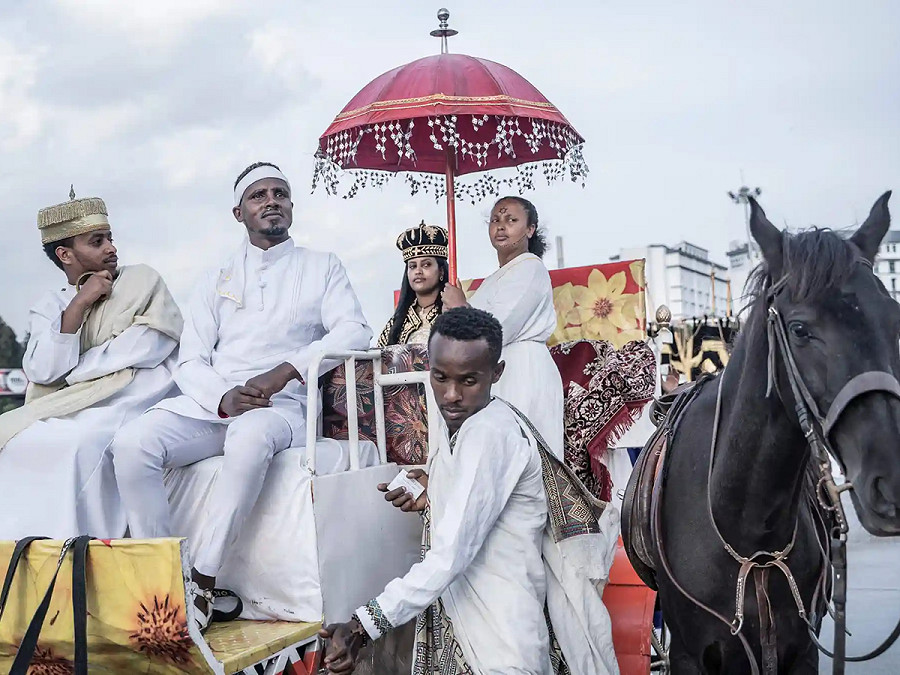 Addis Abeba, (Etiopia). Alcune persone sfilano con indosso costumi tradizionali durante la festa ortodossa di Meskel, che celebra la scoperta della “vera croce” da parte di Sant’Elena.